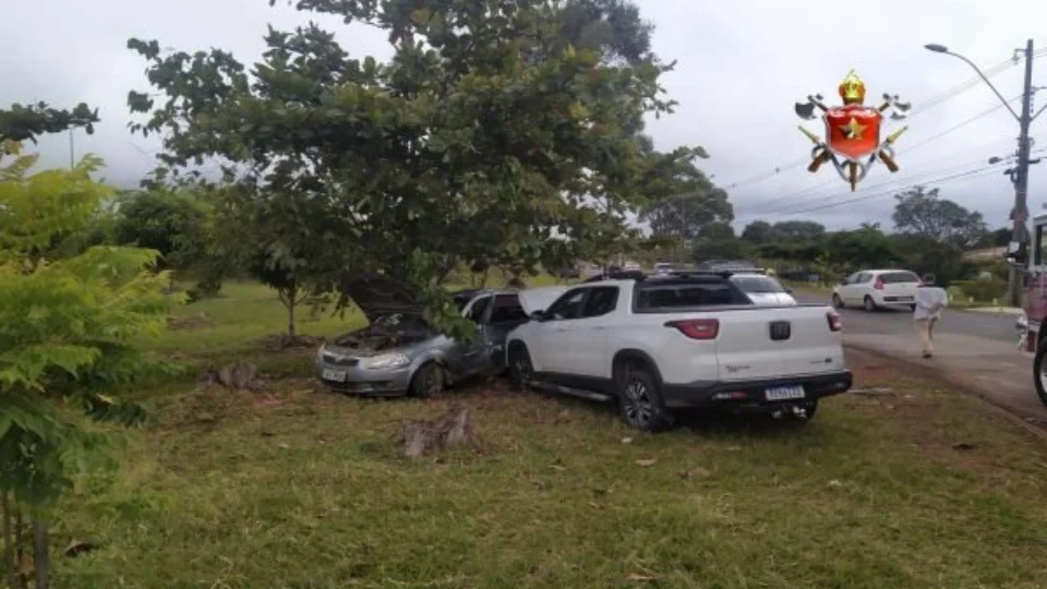 Colisão entre carros mata motorista; VEJA VÍDEO