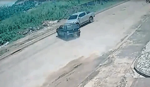 Acidente entre carros deixa motorista preso em ferragem; Veja vídeo