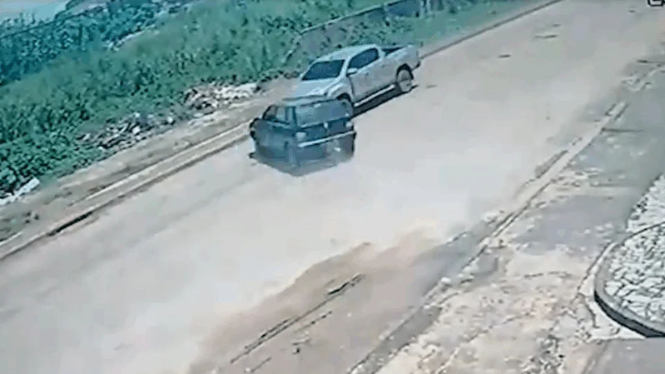 Acidente entre carros deixa motorista preso em ferragem; Veja vídeo