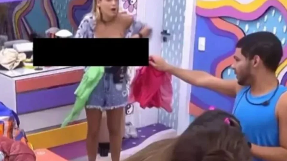 Bárbara esquece câmeras e mostra tudo ao trocar de roupa no BBB22