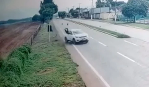 Surpreendente! homem gira no ar após ser atingido por carro, cai e sobrevive; VÍDEO
