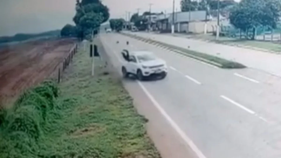 Surpreendente! homem gira no ar após ser atingido por carro, cai e sobrevive; VÍDEO