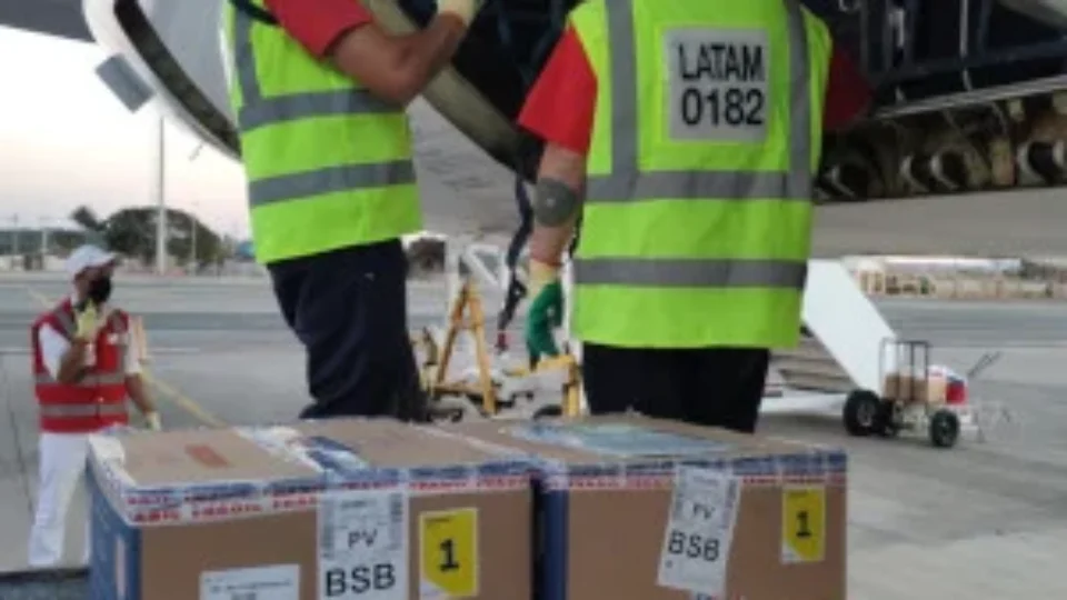 Brasil recebe mais de 1 milhão de doses da Pfizer contra a covid-19