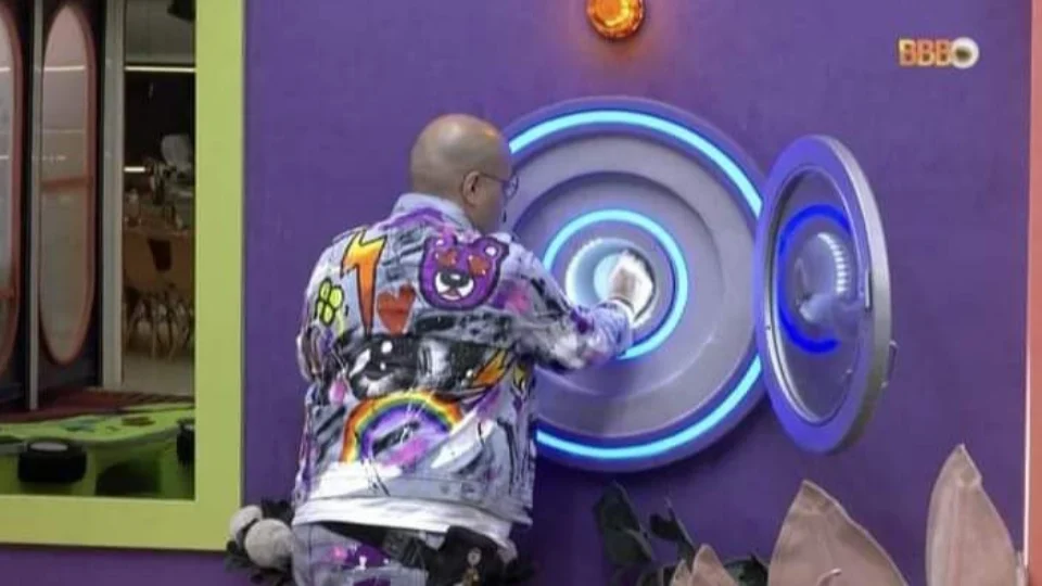 Tiago Abravanel aperta botão de desistência e abandona o BBB 22