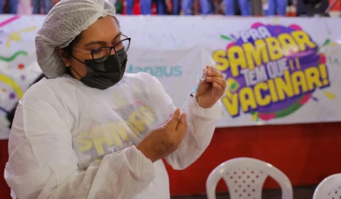 Vacinação contra a Covid-19 é retomada em 52 pontos nesta quinta-feira