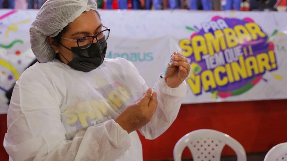 Vacinação contra a Covid-19 é retomada em 52 pontos nesta quinta-feira