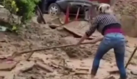 Veja momento! Mãe procura por filha em escombros após fortes chuvas