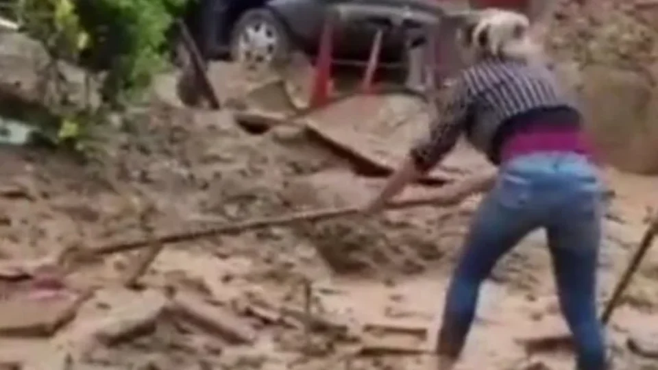 Veja momento! Mãe procura por filha em escombros após fortes chuvas