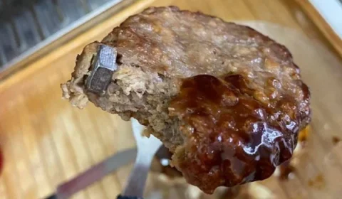 VEJA VÍDEO! Cliente é surpreendido com parafuso em hambúrguer