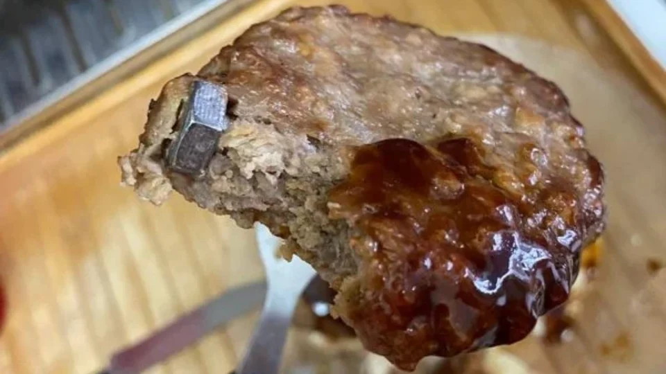 VEJA VÍDEO! Cliente é surpreendido com parafuso em hambúrguer