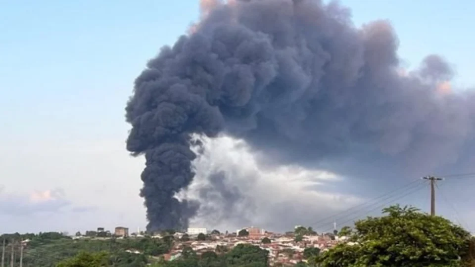 Veja vídeo! incêndio de grandes proporções atinge fábrica de calçados