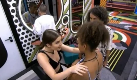 VEJA VÍDEO: Jessi perde dente durante festa e pede ajuda para encontrar