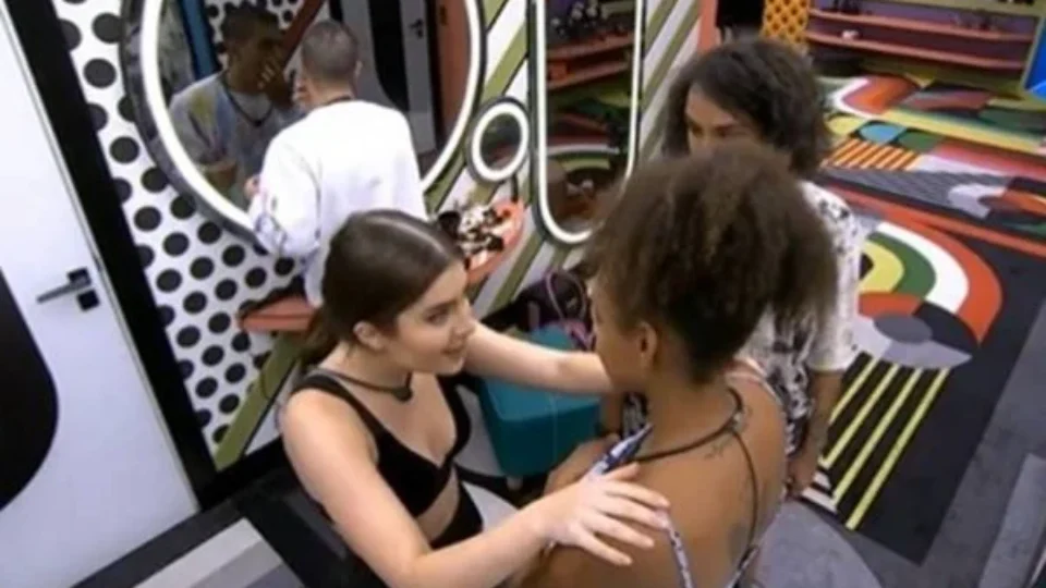 VEJA VÍDEO: Jessi perde dente durante festa e pede ajuda para encontrar