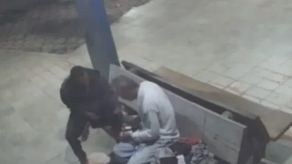 Assaltante senta ao lado de vítima durante assalto; VEJA VÍDEO!