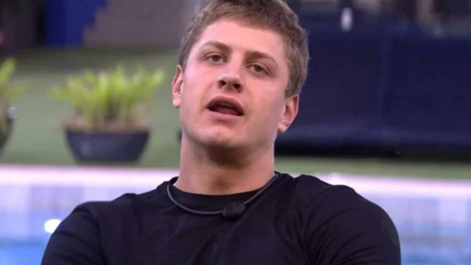 Ex-BBB Lucas Gallina diz que “ser gay não é normal”