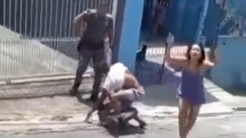 Veja vídeo! policiais matam homem negro na frente da família