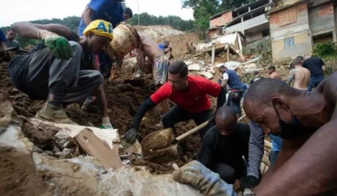 Mortos em Petrópolis passam de 150, segundo bombeiros