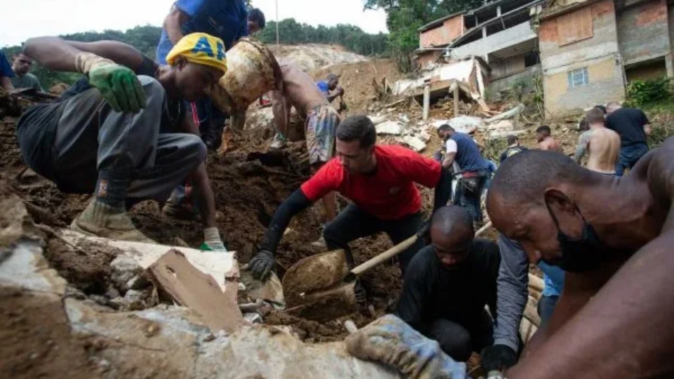 Mortos em Petrópolis passam de 150, segundo bombeiros