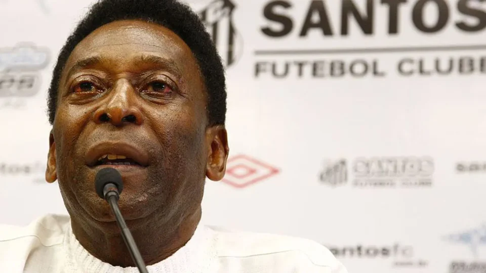 Pelé retorna ao hospital para continuar tratamento contra tumor no cólon