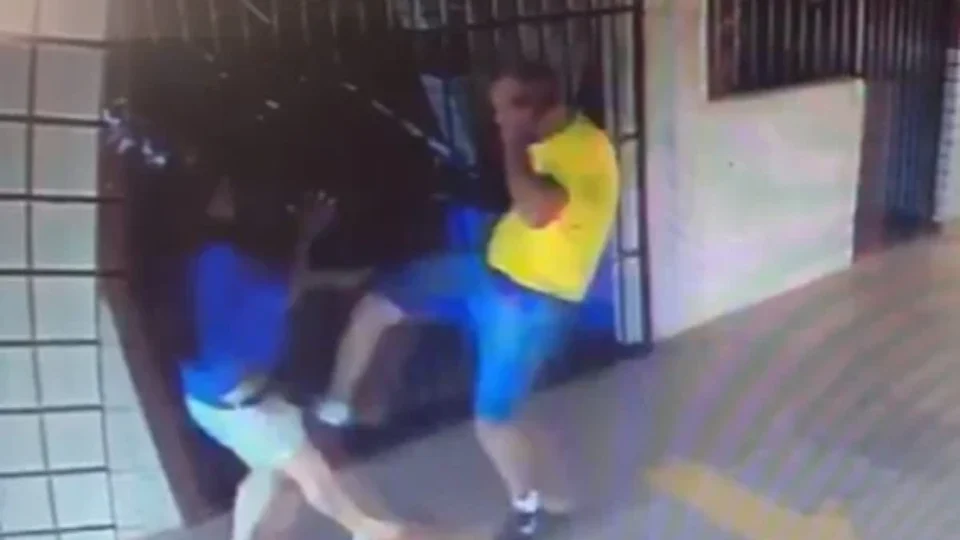 Homem espanca mãe e esfaqueia adolescente que tentou impedir agressão; vídeo e fotos