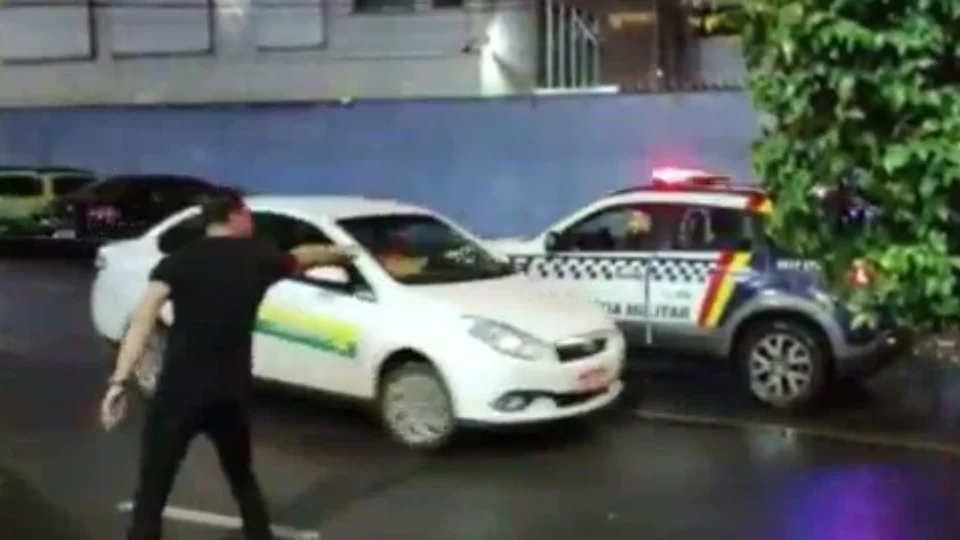 VÍDEO! Taxista é preso após tentar atropelar pedestres