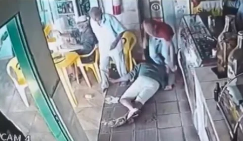 VEJA! homem é atacado e morto com golpes de facão em bar