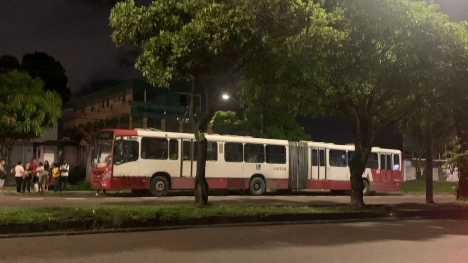 Grávida entra em trabalho de parto durante assalto no ônibus da linha 356