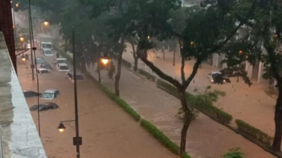 Veja vídeos! chuva mata 35 em Petrópolis; buscas por vítimas continuam