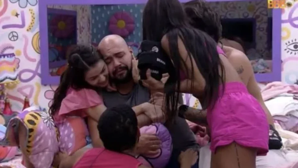 BBB22: Tiago Abravanel cai no choro com revelações de brothers da Casa de Vidro