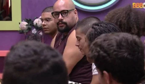 BBB22: Tiago Abravanel fica excitado com brothers e vai ao banheiro se “aliviar”