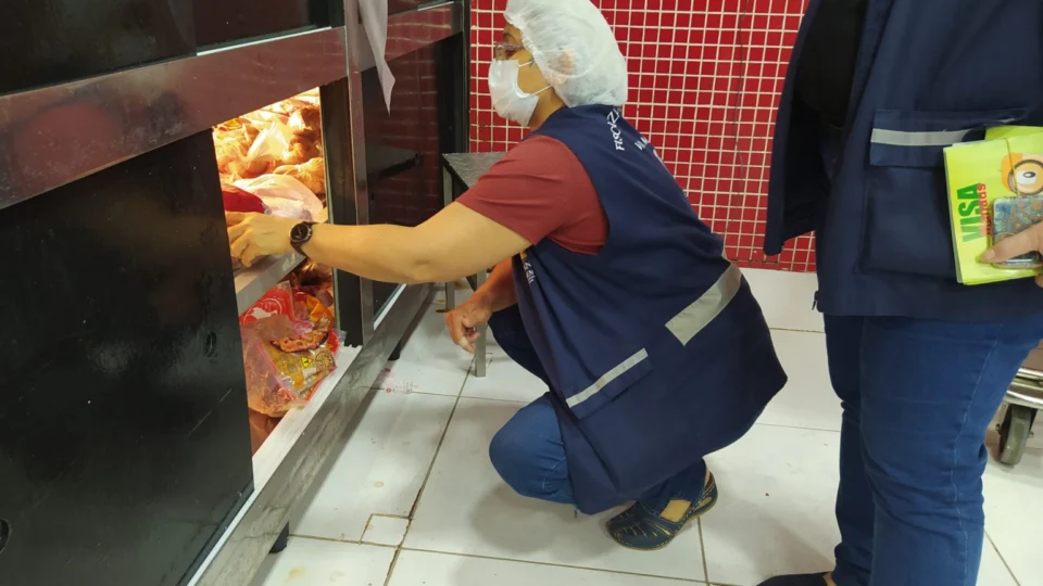 Mais de 27 kg de frios vencidos são apreendidos em Manaus