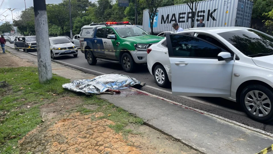 VEJA VÍDEO: Homem é morto após ter o carro metralhado em frente à UFAM