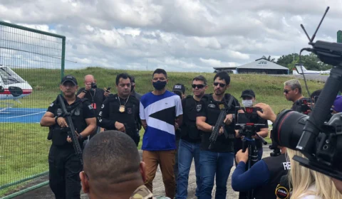 VÍDEO: veja o momento em que o suspeito de assassinar sargento desembarca em Manaus