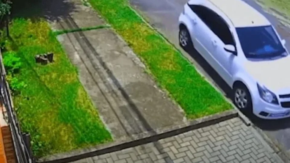 Câmeras registram roubo de TV; VEJA VÍDEO!