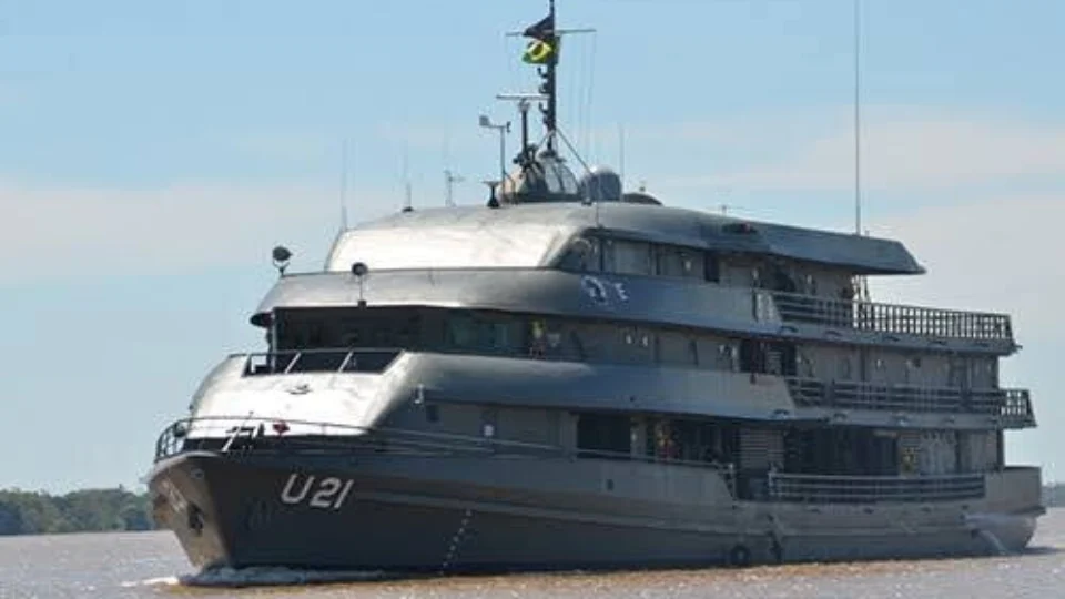 Novo comandante da Marinha cumpre agenda no AM para verificar ações de assistência hospitalar a ribeirinhos