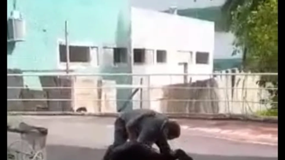 VEJA VÍDEO: Homem agride entregador de aplicativo em frente ao 28 de Agosto