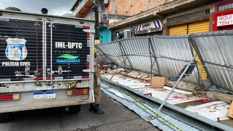 Criança morre após queda de telhado depois de intensa ventania no Jorge Teixeira