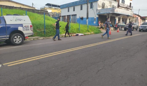 Homem é morto com golpe de faca no peito, no bairro Compensa; Imagem