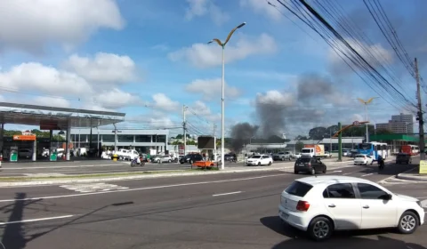Carro pega fogo em via de acesso, no São Jorge; veja vídeo