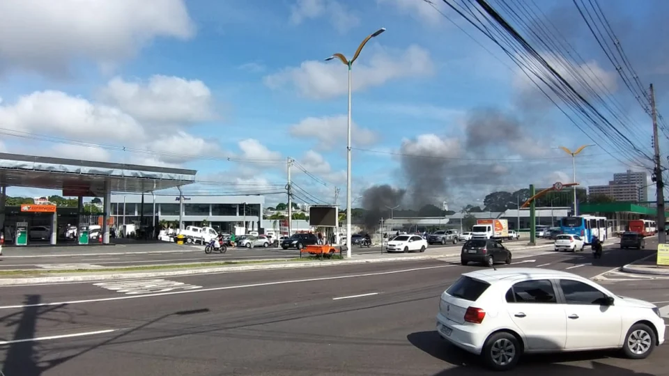 Carro pega fogo em via de acesso, no São Jorge; veja vídeo
