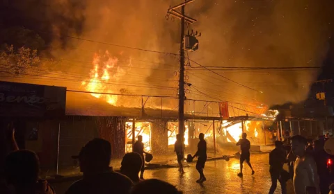 VEJA VÍDEO: Incêndio de grandes proporções atinge centro comercial em Porto de Moz