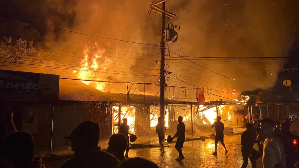 VEJA VÍDEO: Incêndio de grandes proporções atinge centro comercial em Porto de Moz