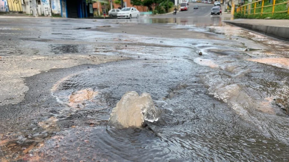 Moradores pedem providências a cerca do alagamento de rua no bairro Praça 14 de Novembro