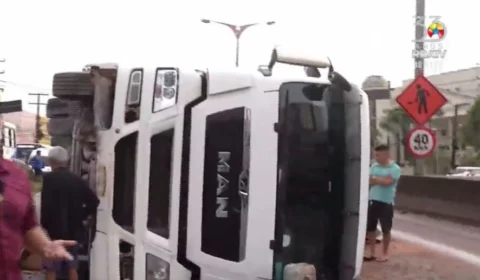 VEJA VÍDEO! Carreta tomba na entrada de túnel em entroncamento