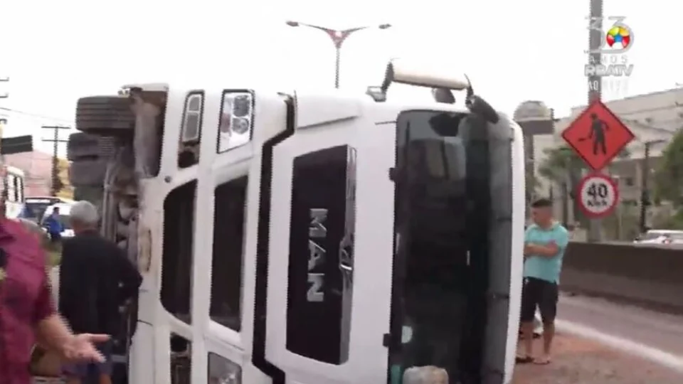 VEJA VÍDEO! Carreta tomba na entrada de túnel em entroncamento