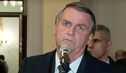 Bolsonaro sobrevoa Petrópolis e pousa na cidade