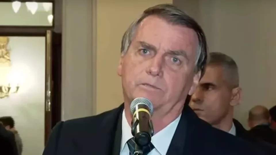 Bolsonaro sobrevoa Petrópolis e pousa na cidade