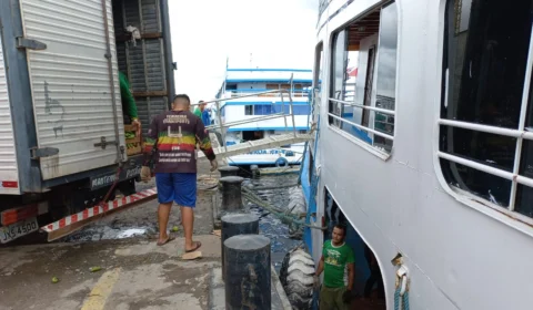 Em Manaus, homem desaparece ao cair em vão entre barco e porto após levar choque