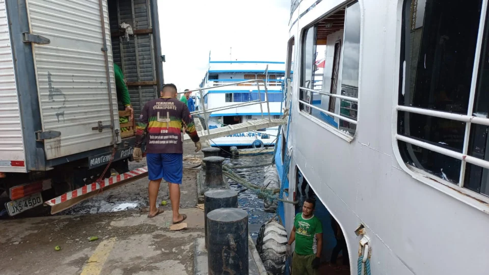 Em Manaus, homem desaparece ao cair em vão entre barco e porto após levar choque