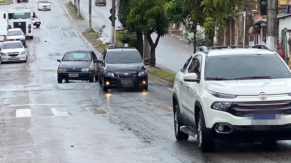 VEJA VÍDEO: Moradores reclamam que novo quebra-molas causa acidentes em avenida